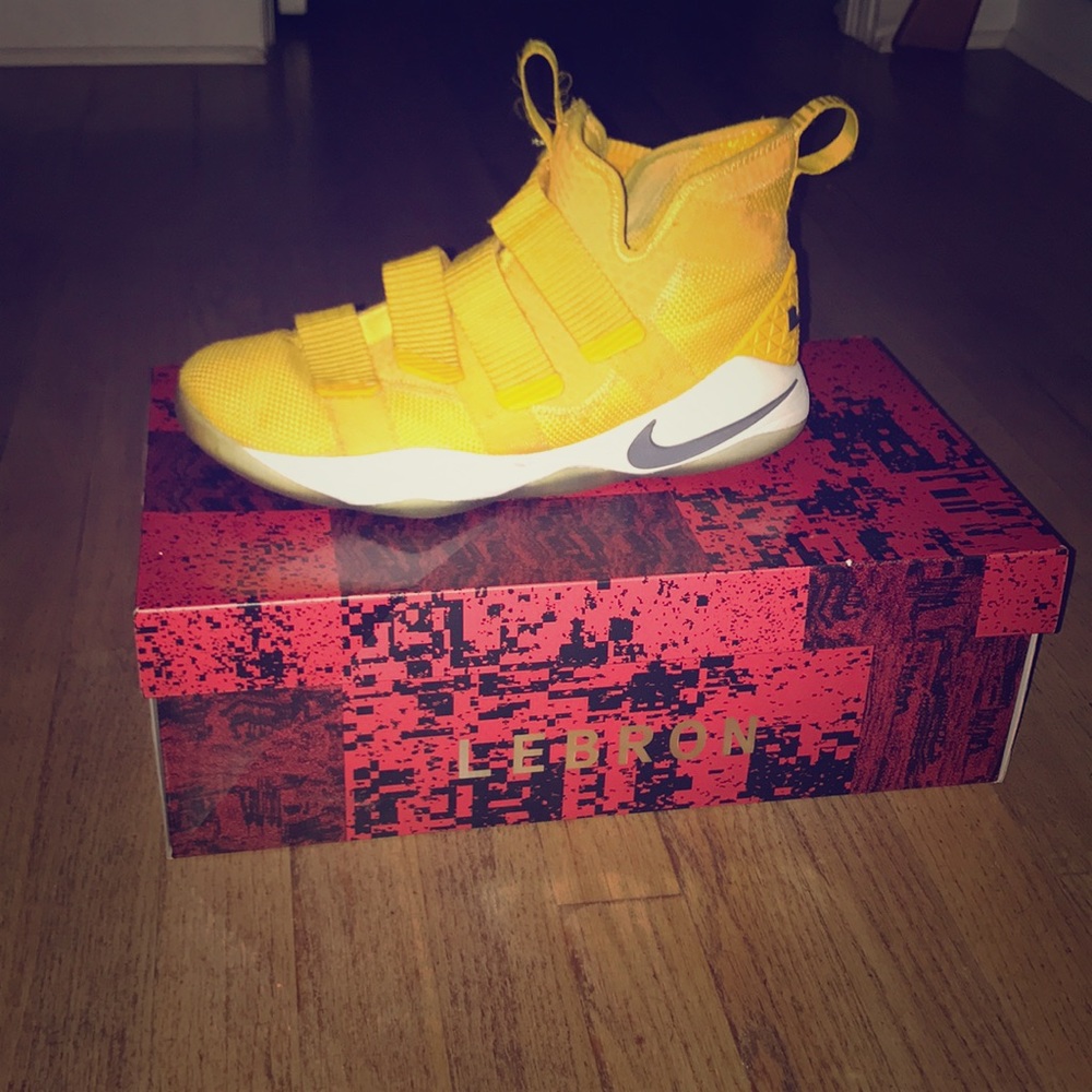 Lebron soldier 11 (University Gold)
